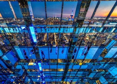 Las entradas SUMMIT One Vanderbilt dan acceso a las salas de espejos sobre Midtown Manhattan
