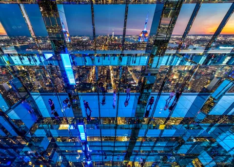 Les entrades SUMMIT One Vanderbilt donen accés a les sales de miralls sobre Midtown Manhattan