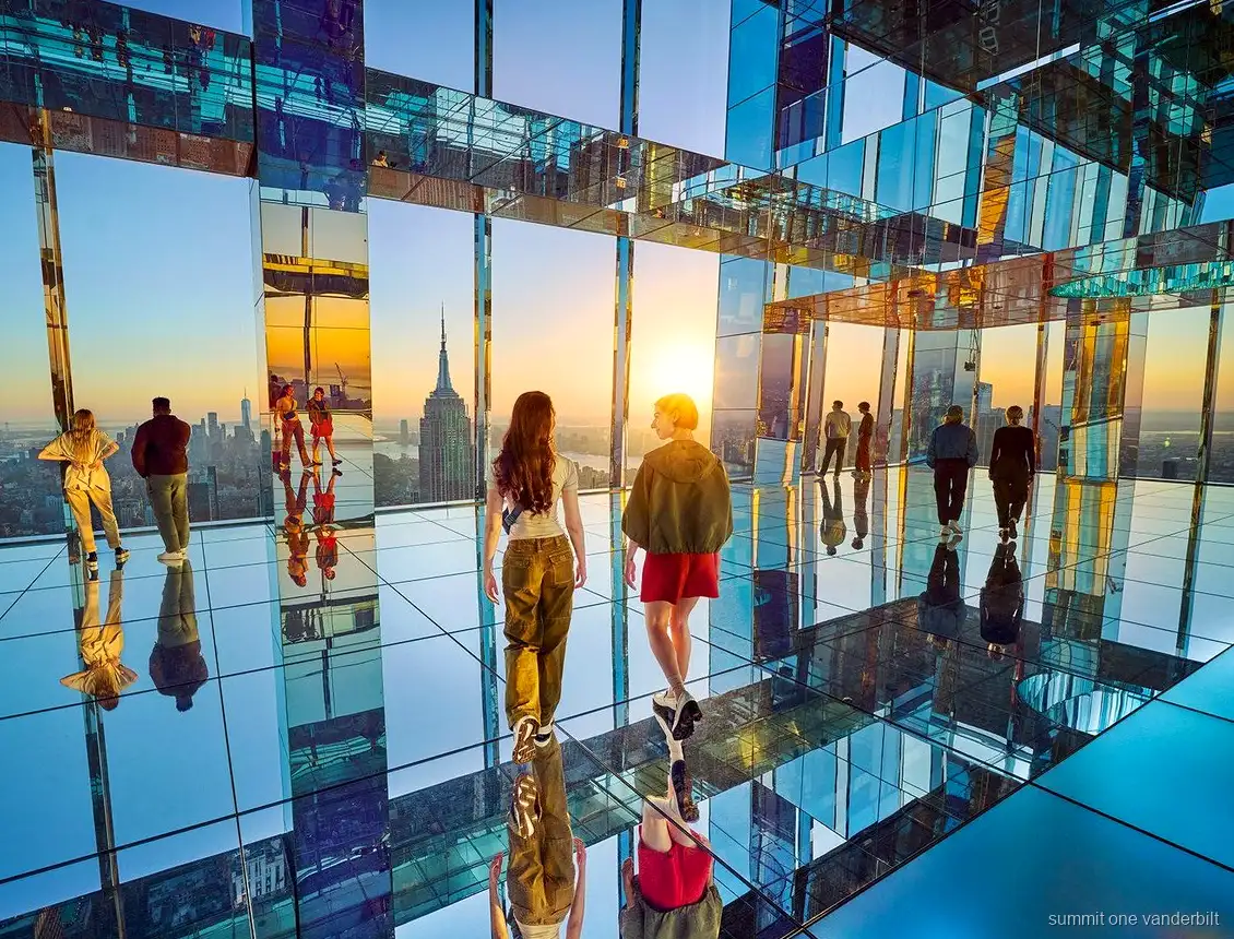Visitants a la sala de miralls de SUMMIT One Vanderbilt