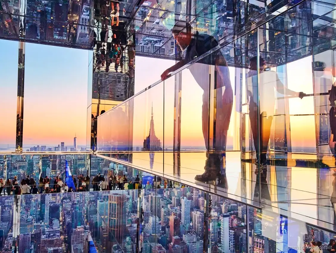 Sala immersiva de miralls a SUMMIT One Vanderbilt amb entrades i trasllat