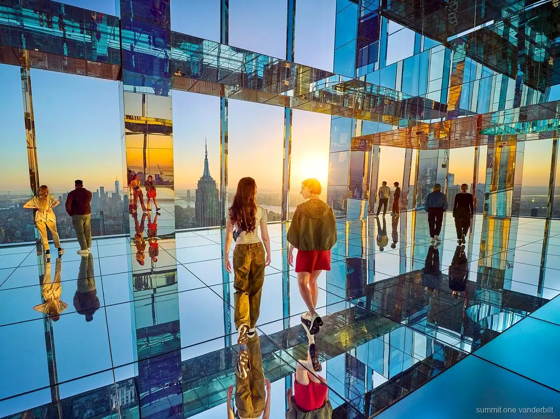 Visitantes na sala espelhada do SUMMIT One Vanderbilt