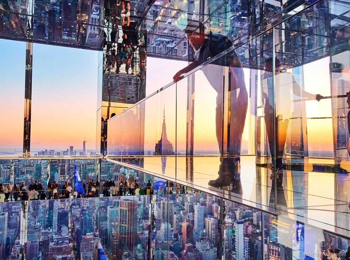 Sala espelhada imersiva do SUMMIT One Vanderbilt com ingressos e traslado