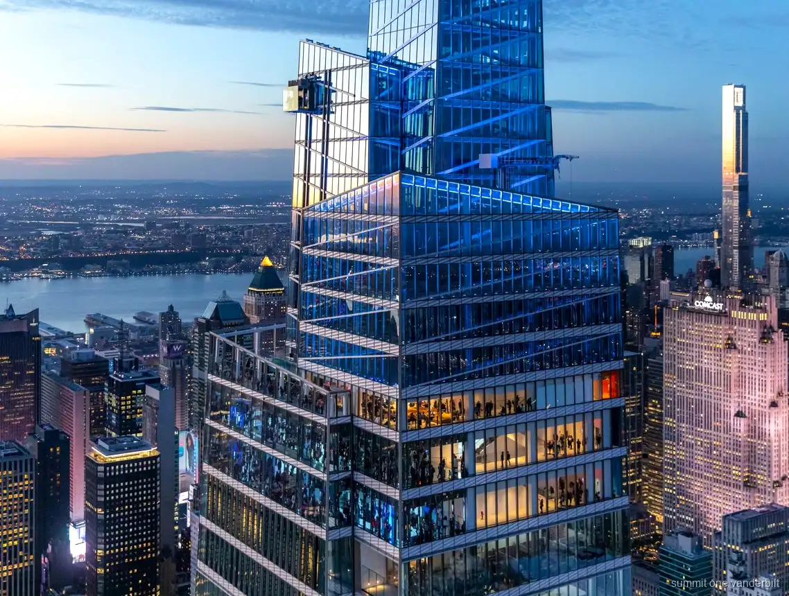 Blick auf die Skyline von der SUMMIT One Vanderbilt Aussichtsplattform