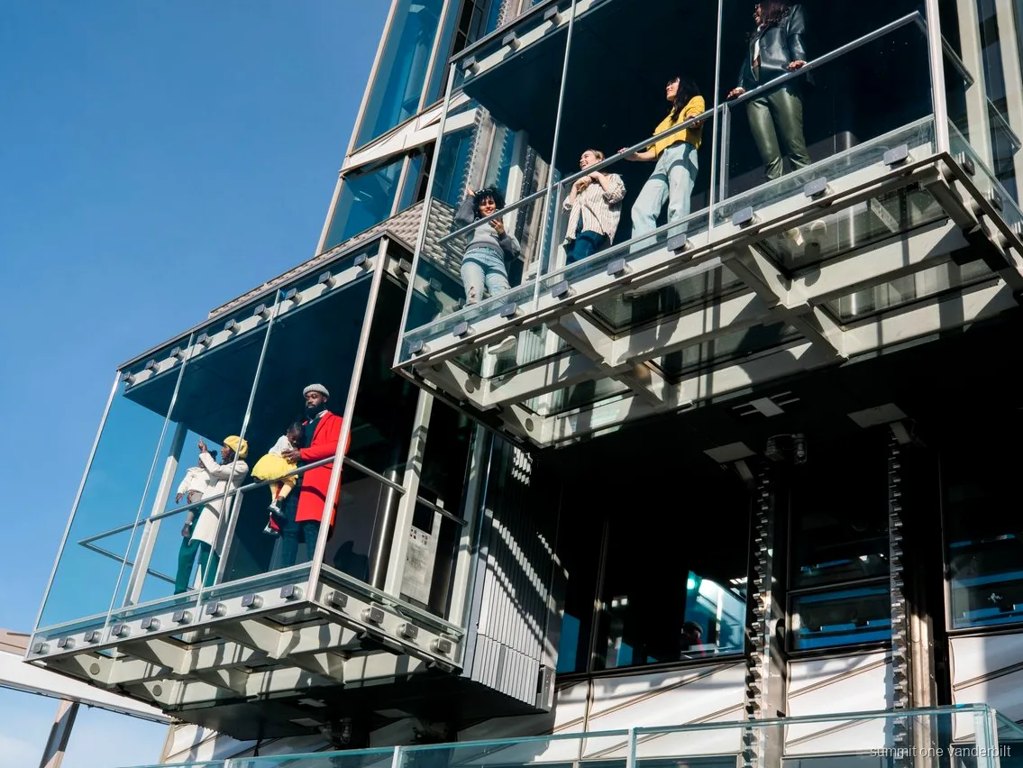 Udsigt over Manhattans skyline fra terrassen på SUMMIT One Vanderbilt