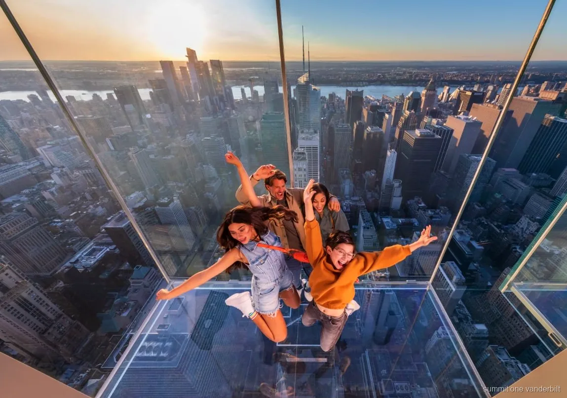Guide fører gæster gennem udsigtsdækket SUMMIT One Vanderbilt
