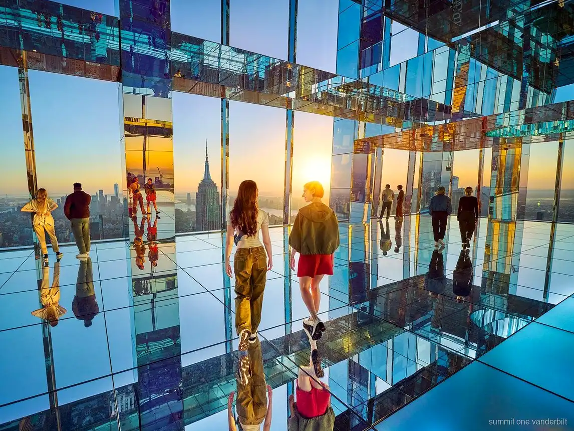 Besökare i det speglade rummet på SUMMIT One Vanderbilt