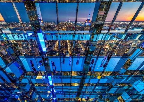 SUMMIT One Vanderbilt bileti Midtown Manhattan üzerindeki aynalı odalara erişim sağlar