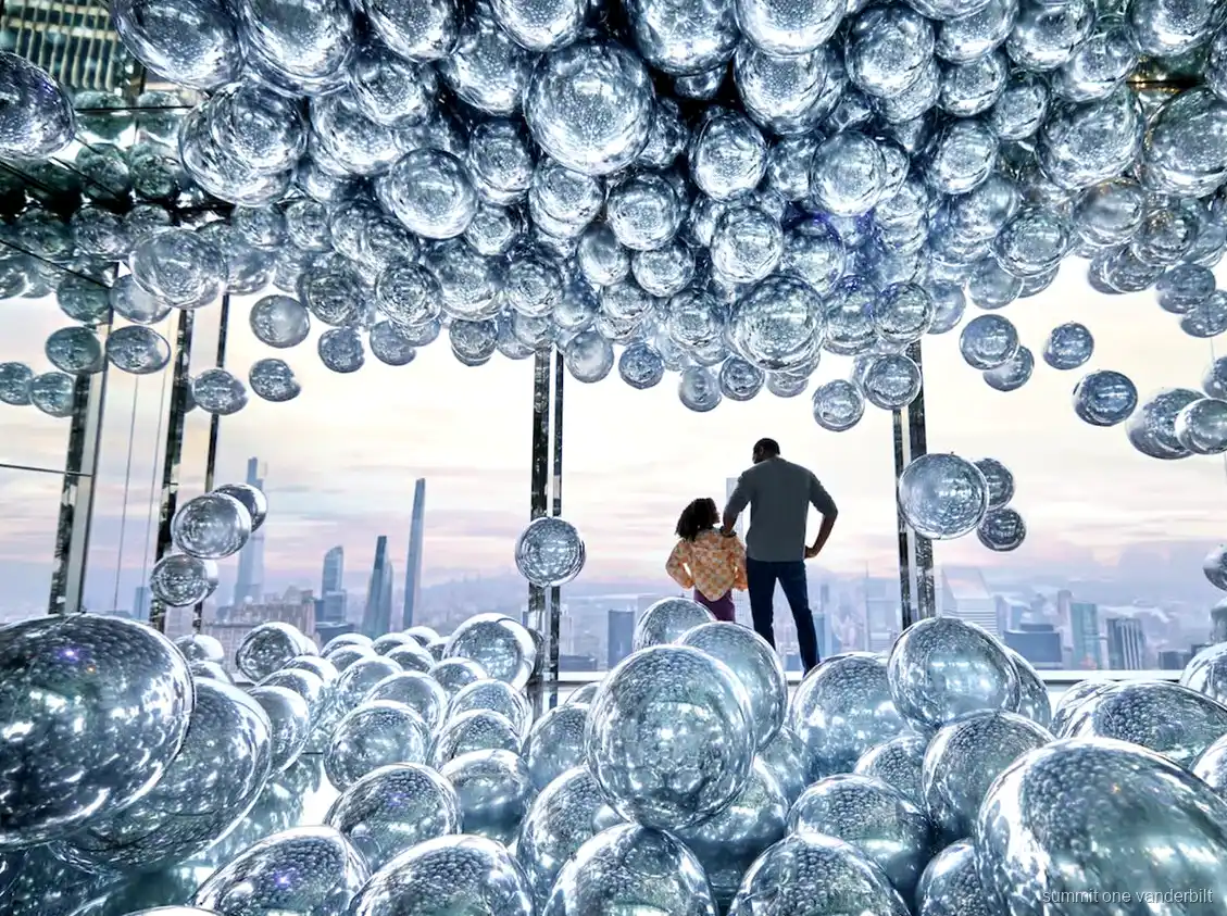 Glasboden-Erlebnis auf der SUMMIT One Vanderbilt Aussichtsplattform