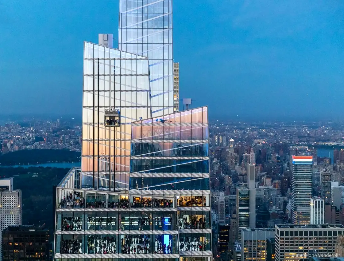 Skyline van Midtown Manhattan vanaf het observatiedek van SUMMIT One Vanderbilt