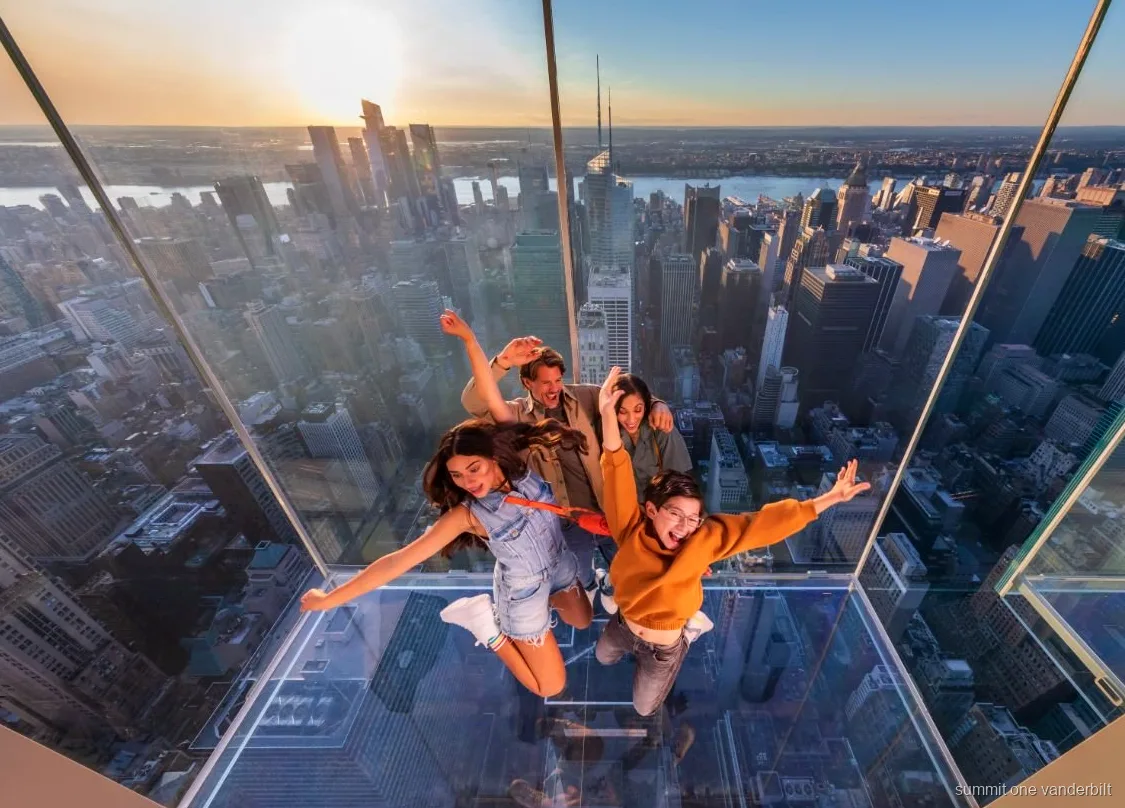 Gids leidt bezoekers door het observatiedek van SUMMIT One Vanderbilt