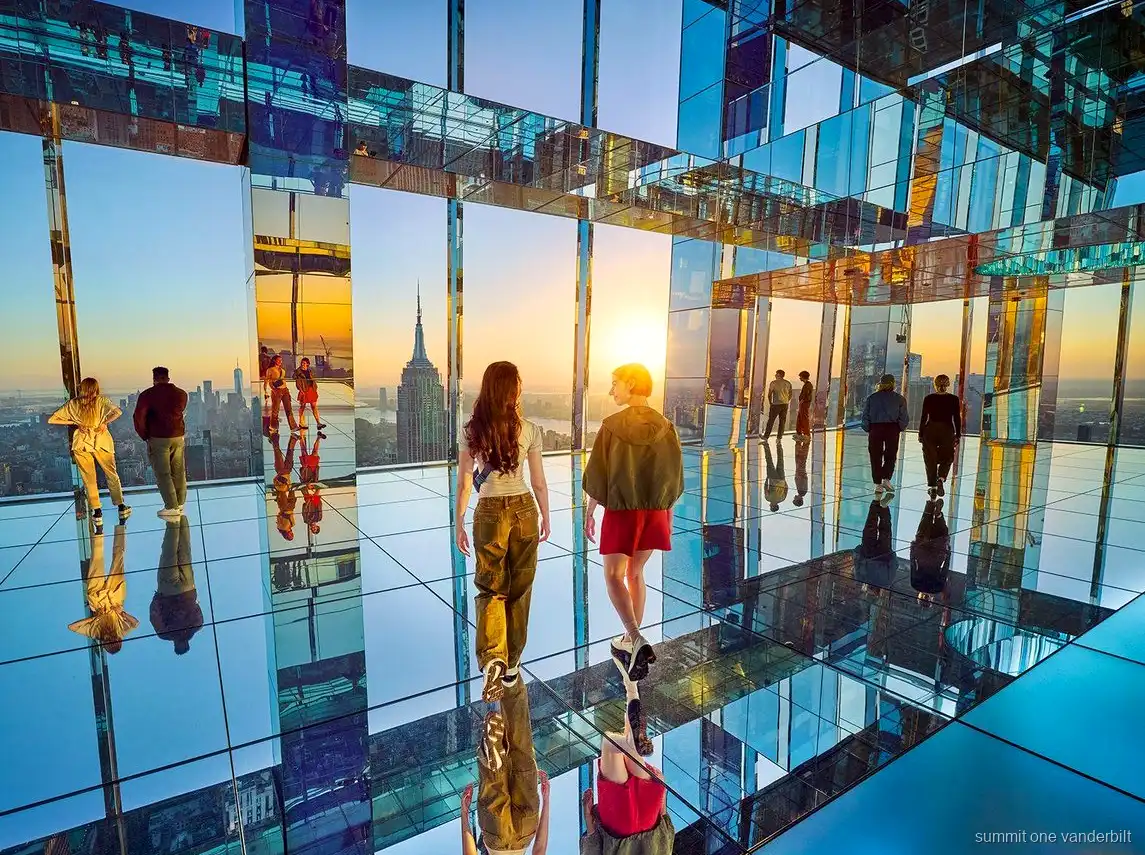 Bezoekers in de spiegelzaal van SUMMIT One Vanderbilt
