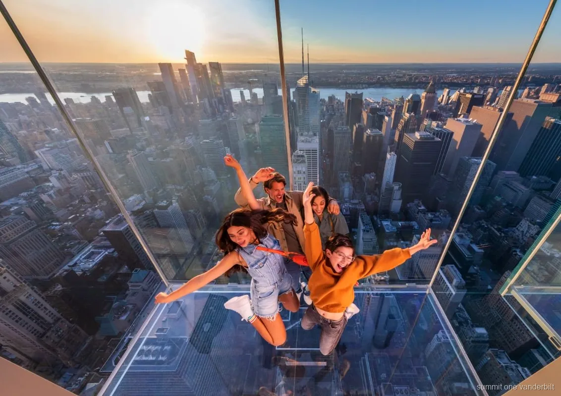 Guía acompañando a visitantes por el mirador Summit One Vanderbilt de Nueva York