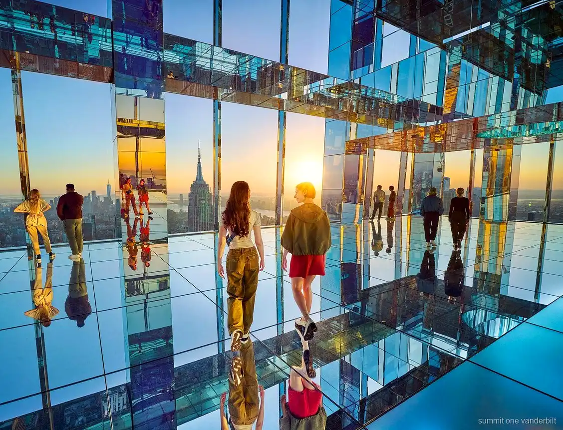 Visitantes en la sala de espejos del Summit One Vanderbilt